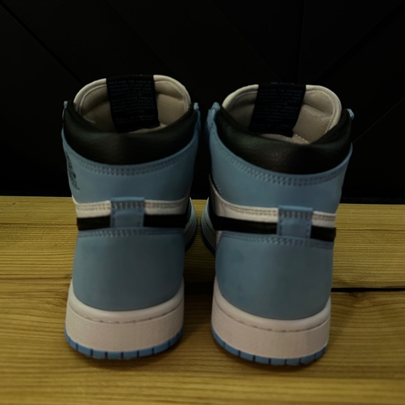 Air Jordan 1 Retro High OG University Blue (5.5-6) - Picture 3 of 5